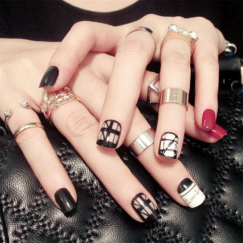 24Pcs False Nail Elegant Black White Lattice  Line Pattern Decorated Short Lady Full Cover Press on Nails with Glue Sticker-Nail Inspo
