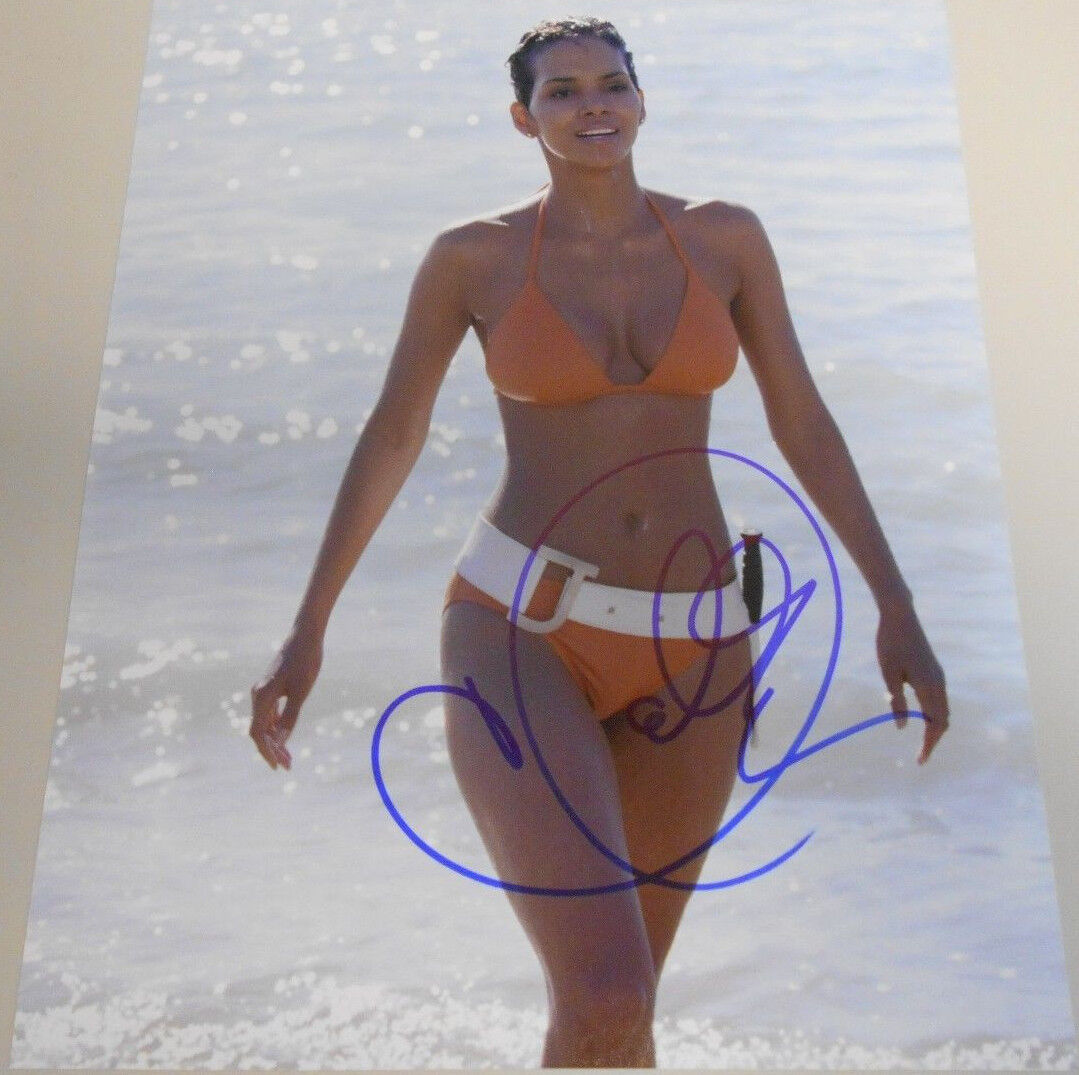 HALLEY BERRY * ACTRESS * RARE 007 * HOT Photo Poster painting HAND SIGNED 8 X 10 W/COA