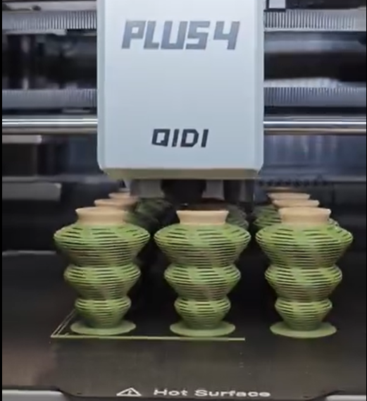 3D打印农场中的设备正在批量生产模型