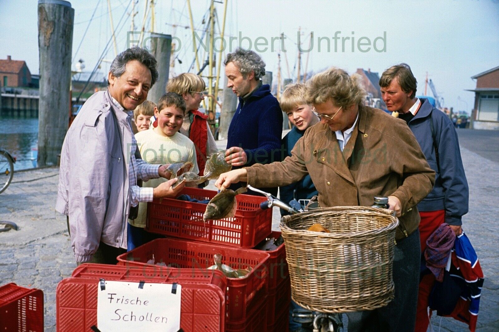 Hans Rosenthal At Fish Stand Photo Poster painting 20 X 30 CM Without Autograph (Nr 2-8