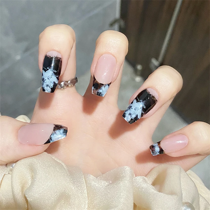 Qinice 24Pcs/Set Milkshake Diamond Lattice Wearing False Nails Tips Fall Winter Adhesive Fake Nails Removable French Press on Nail Art