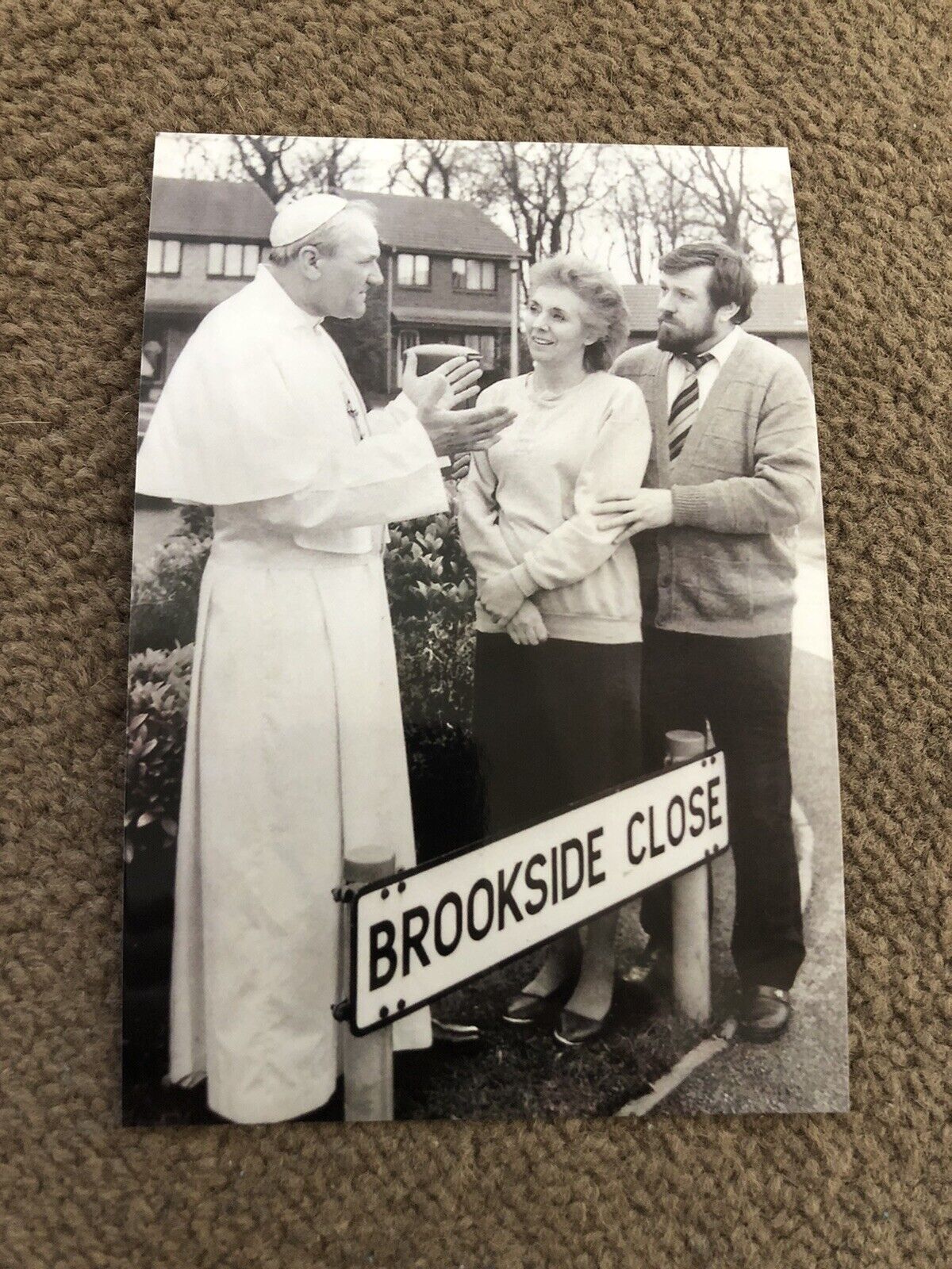 SUE JOHNSTON & RICKY TOMLINSON (BROOKSIDE) UNSIGNED Photo Poster painting- 6x4”