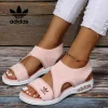 As mais recentes e confort&aacute;veis ​​sand&aacute;lias Adidas 2023