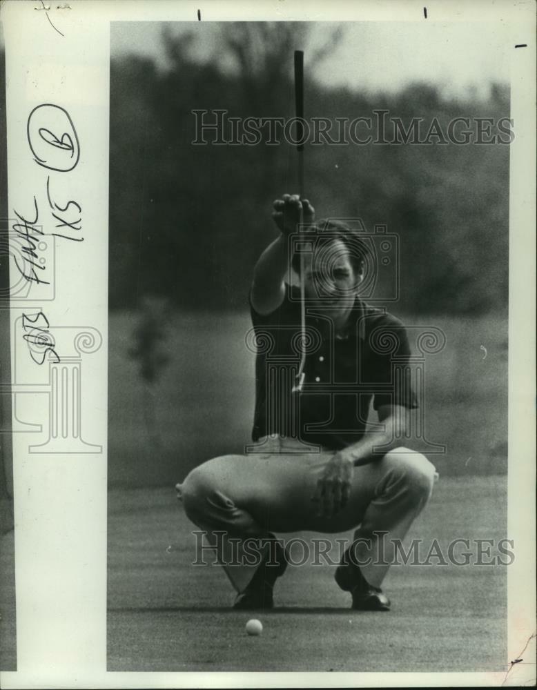 Press Photo Poster painting Golfer Ed Chylinski lines up putt on 18th green. He 3-putted