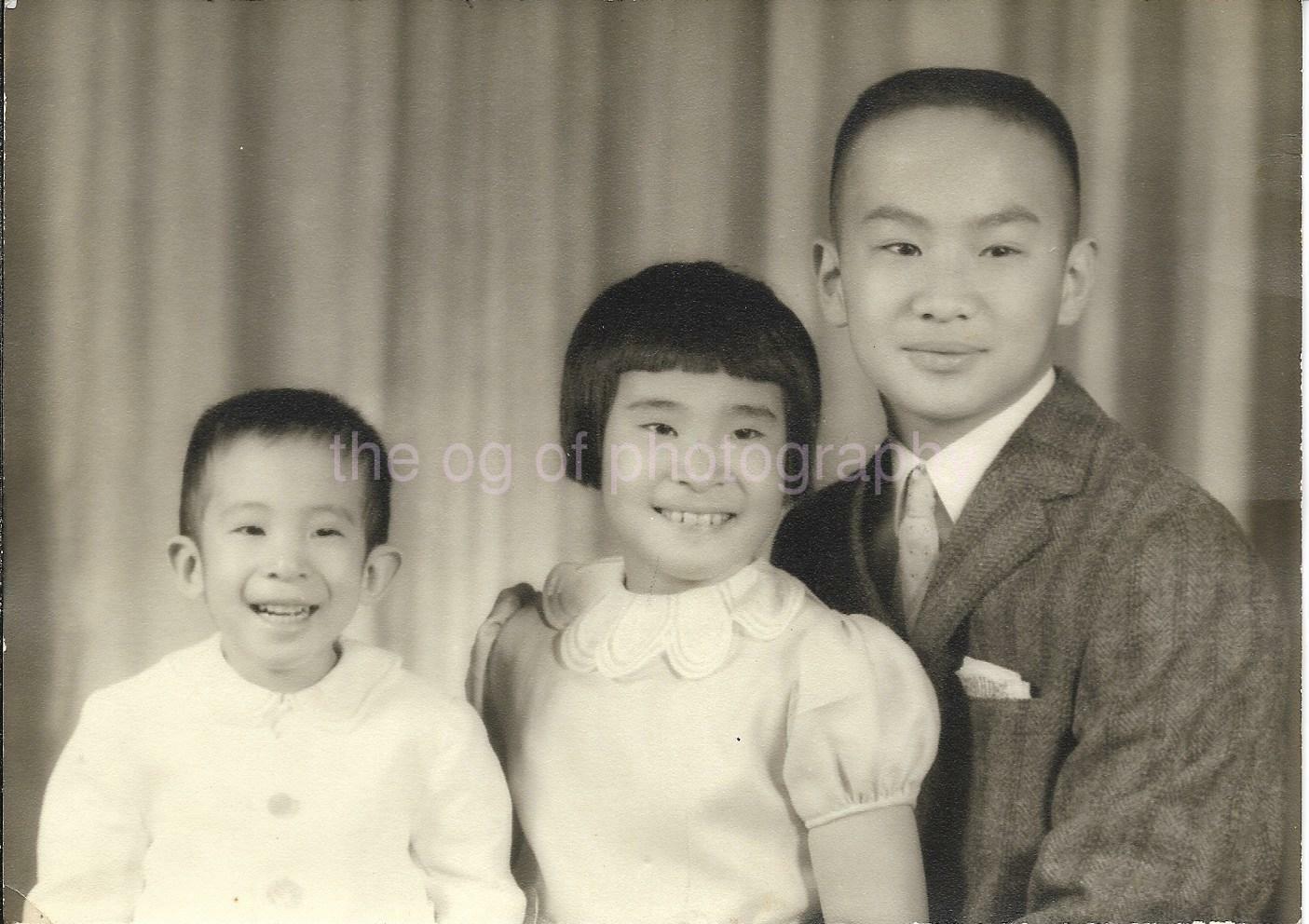 5 x 7 FOUND Photo Poster painting Vintage B + W FAMILY PORTRAIT Original Children JD 010 6 S