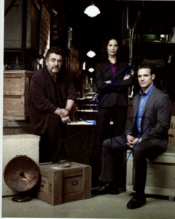 EDDIE MCCLINTOCK and JOANNE KELLY signed 8x10 WAREHOUSE 13 PETE & MYKA Photo Poster painting