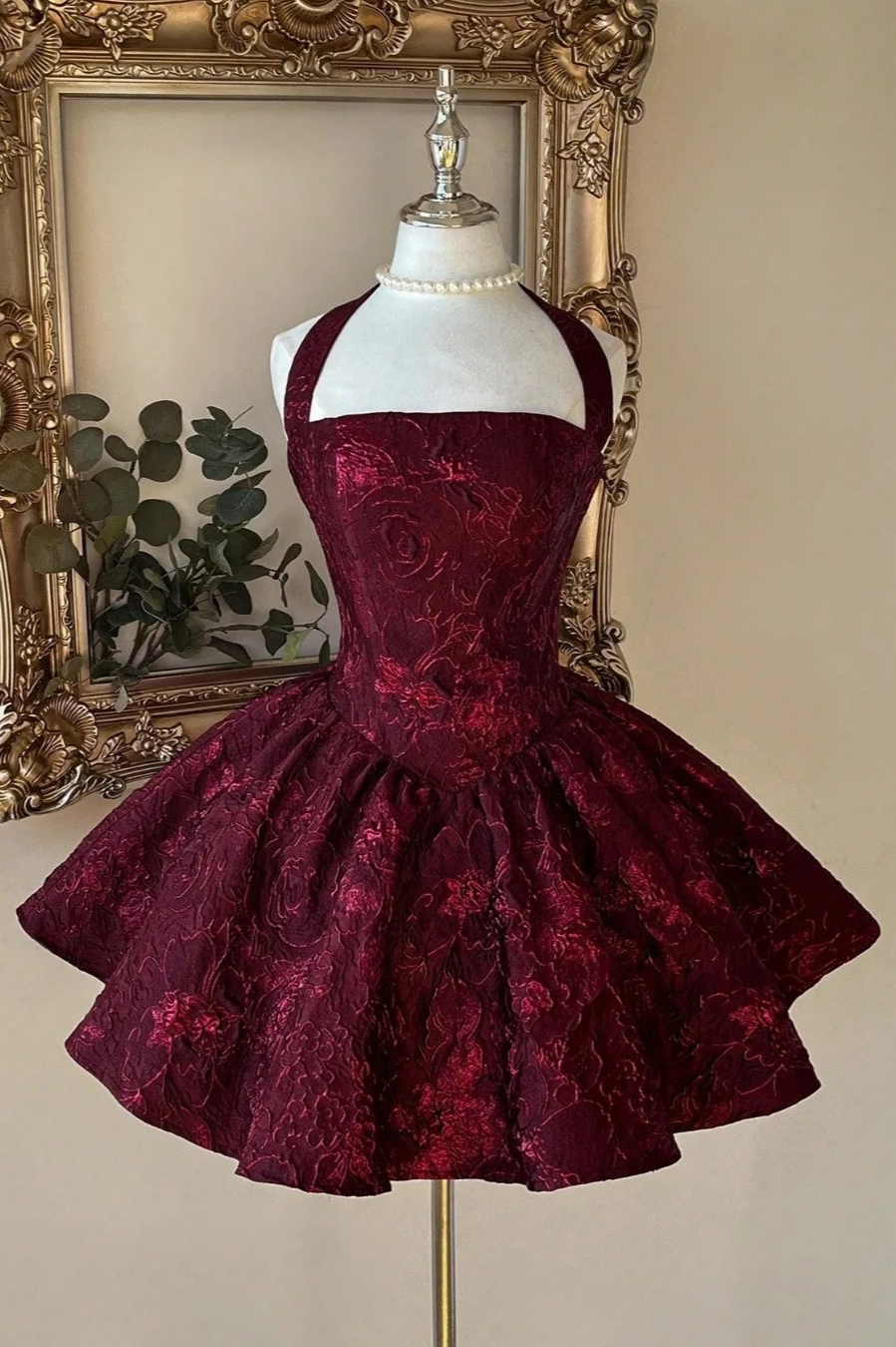 Halter Neck Strapless Sleeveless High-Waisted Short Ball Gown Homecoming Dress With Pleated | LR0403 Wellcucu