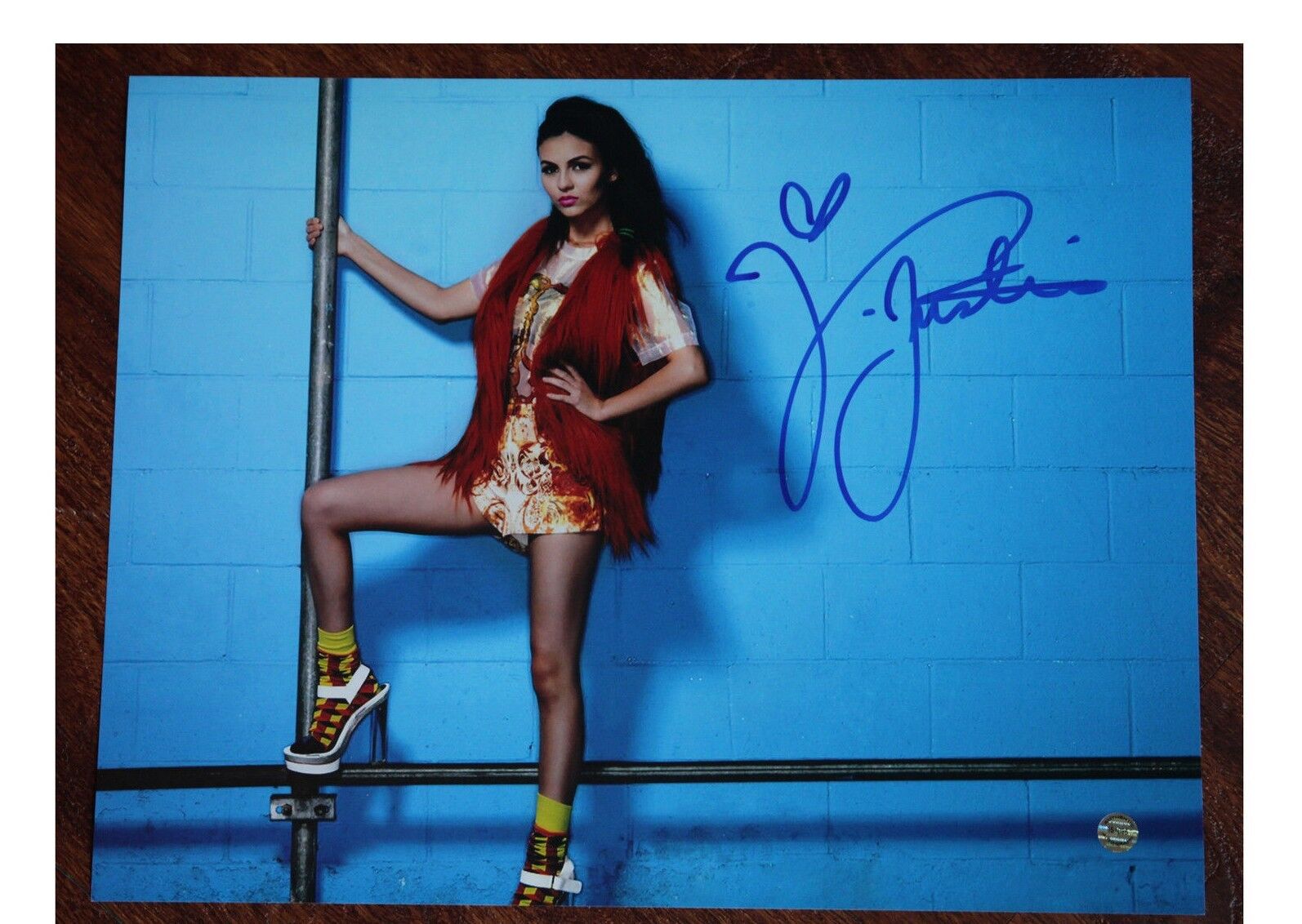 GFA Victorious Pop Singer * VICTORIA JUSTICE * Signed 11x14 Photo Poster painting MH4 COA