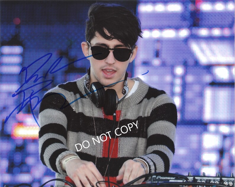 Porter Robinson 8 x10 20x25 cm Autographed Hand Signed Photo Poster painting