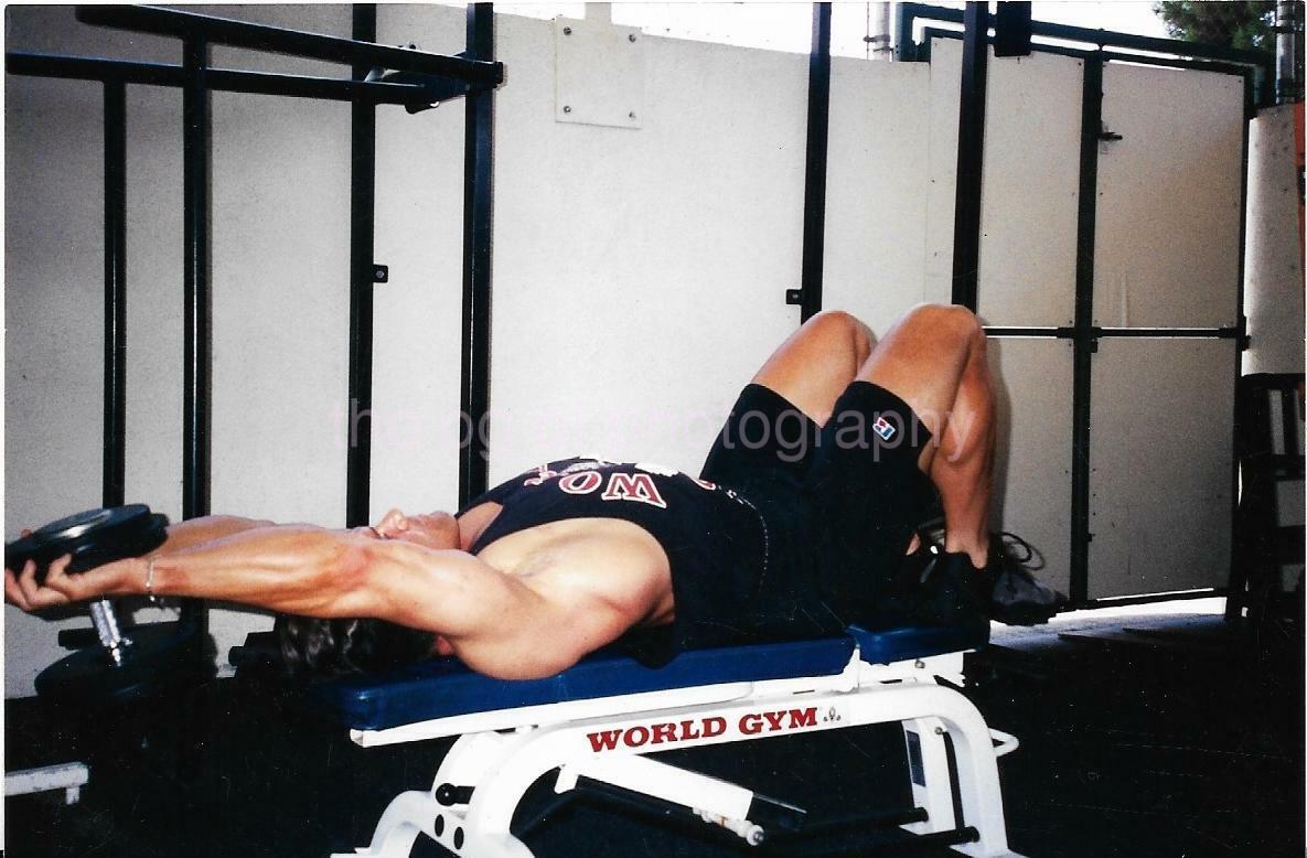 MUSCLE MAN Bodybuilder FOUND Photo Poster painting Color AT THE GYM Original Snapshot 99 14 Z5