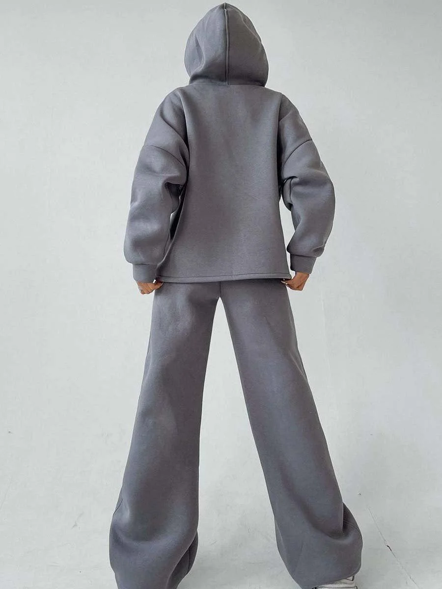 Two-piece suit of solid color hoodie with pockets and sweatpants
