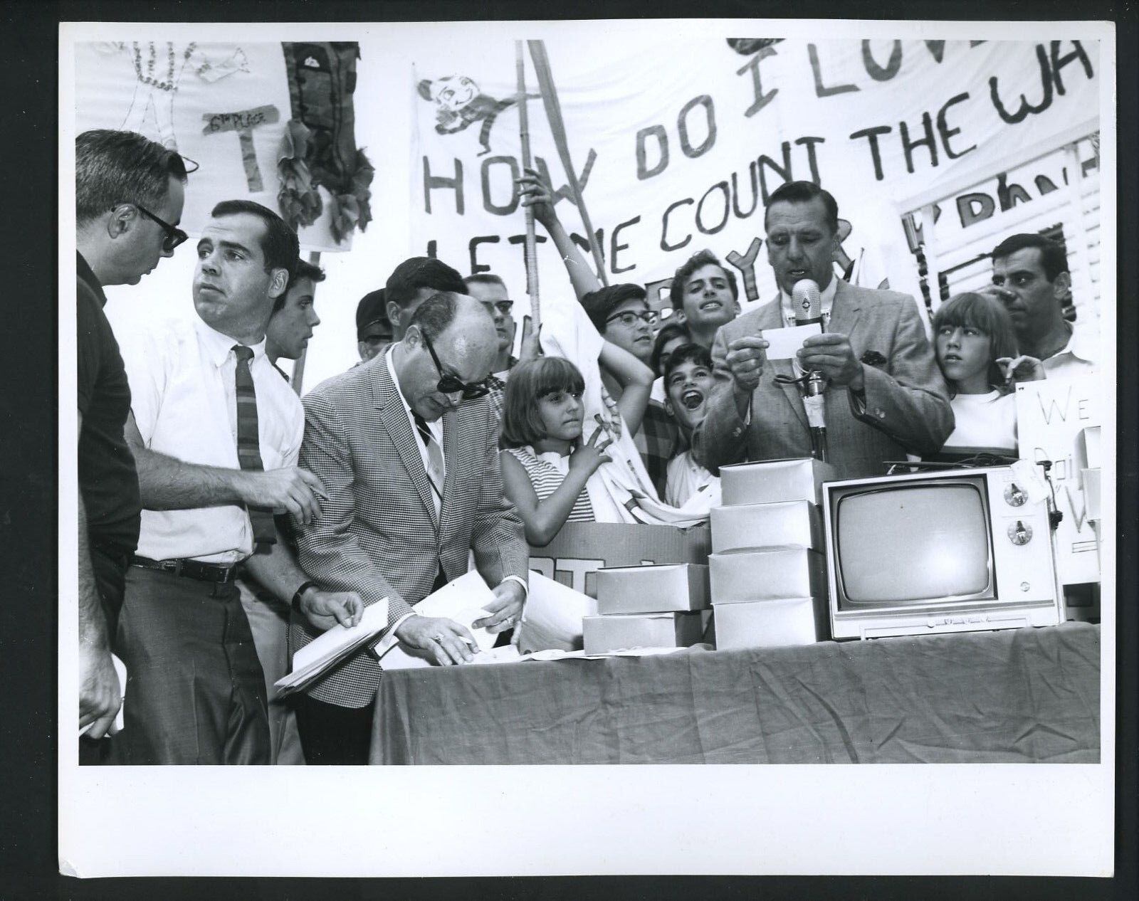 Ralph Kiner emcee of charity raffle or auction 1960 's Press Photo Poster painting New York Mets