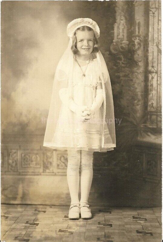 CATHOLIC GIRL 40s Found Photo Poster painting bwOriginal Portrait VINTAGE 05 31 R