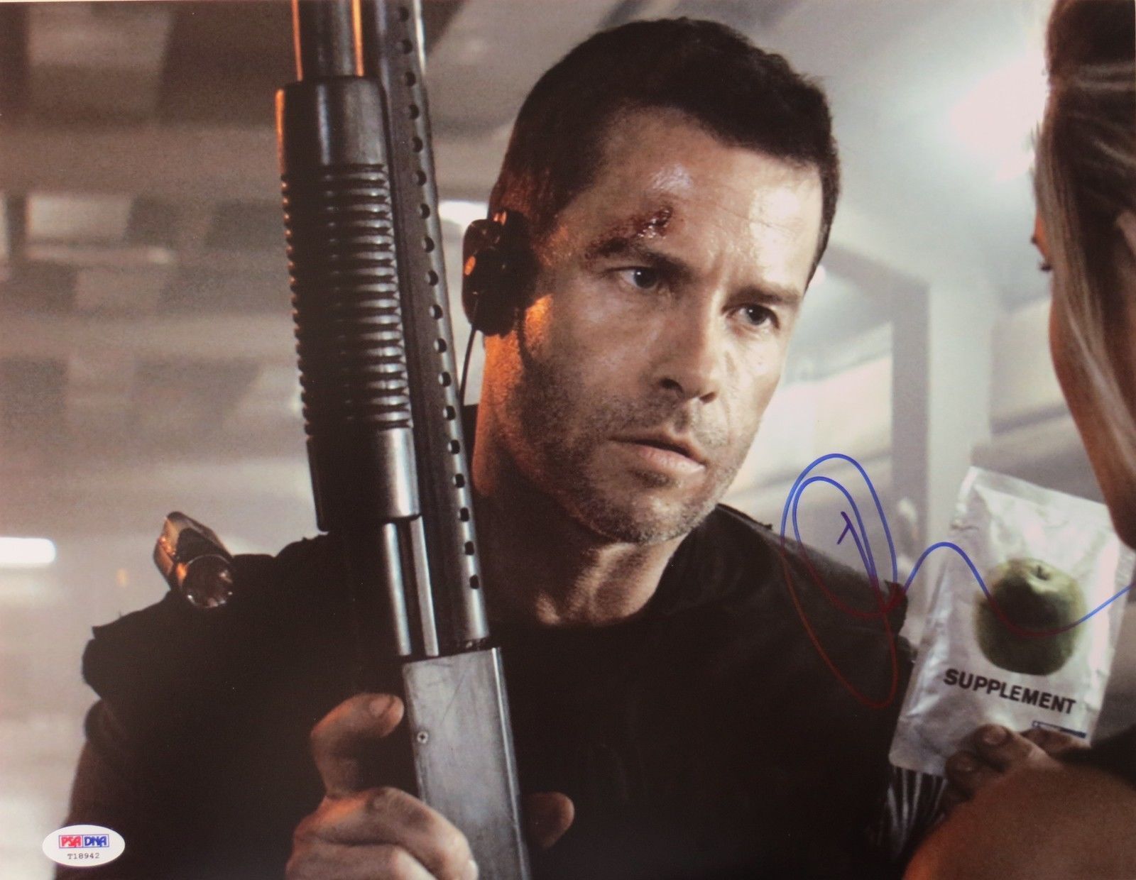 Guy Pearce Signed Lockout Authentic Autographed 11x14 Photo Poster painting (PSA/DNA) #T18942