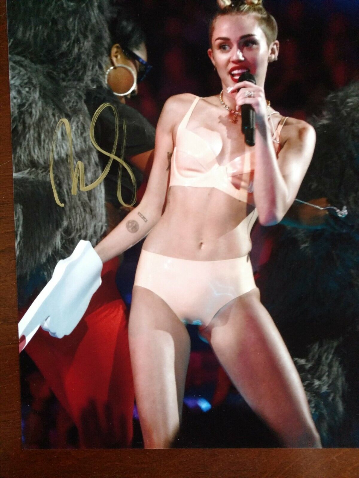 MILEY CYRUS * IN CONCERT * 8.5 X 11 W/COA