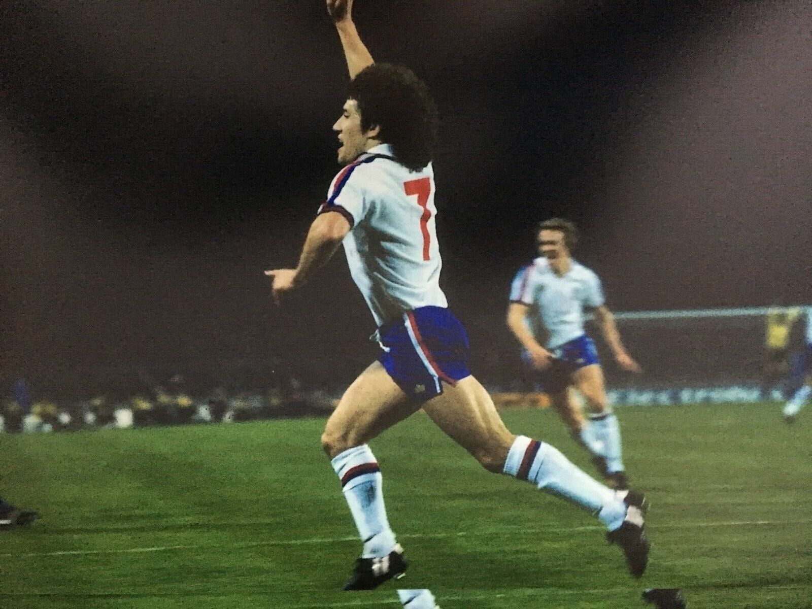 KEVIN KEEGAN - ENGLAND LEGEND - SUPERB UNSIGNED GOAL SCORING Photo Poster paintingGRAPH