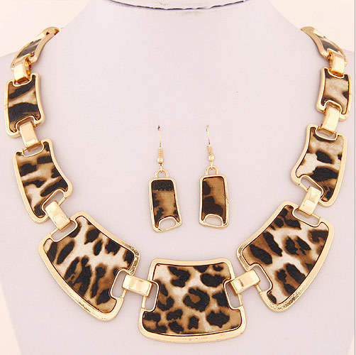 Ladies Retro Necklace And Earrings 