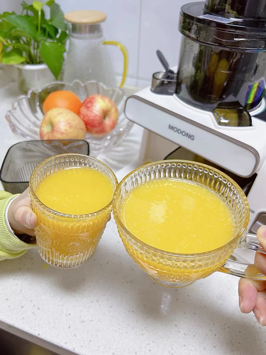 يمكن للعصارة المزودة بفتحة تغذية أوسع بمقدار 12 سم استيعاب قطع أكبر من الطعام، مما يلغي الحاجة إلى تقطيع الفواكه والخضروات، ويمكنها استخلاص العصير بسرعة