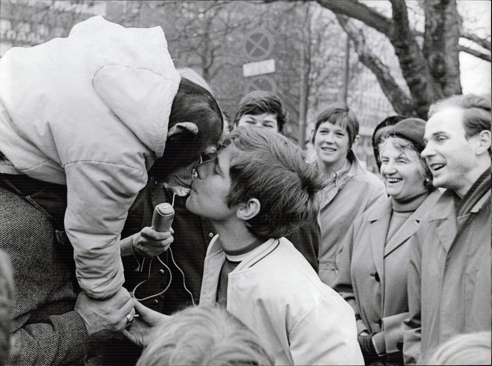 Heintje Kisses Chimpanzee - Vintage Press Photo Poster painting Norbert Unfried (U-4627