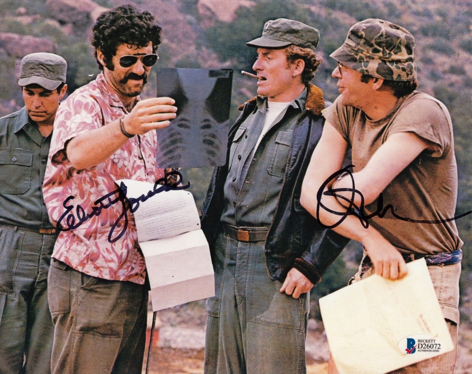 Donald Sutherland Elliott Gould (Mash) #1 8x10 Signed Photo Poster painting Beckett 04118