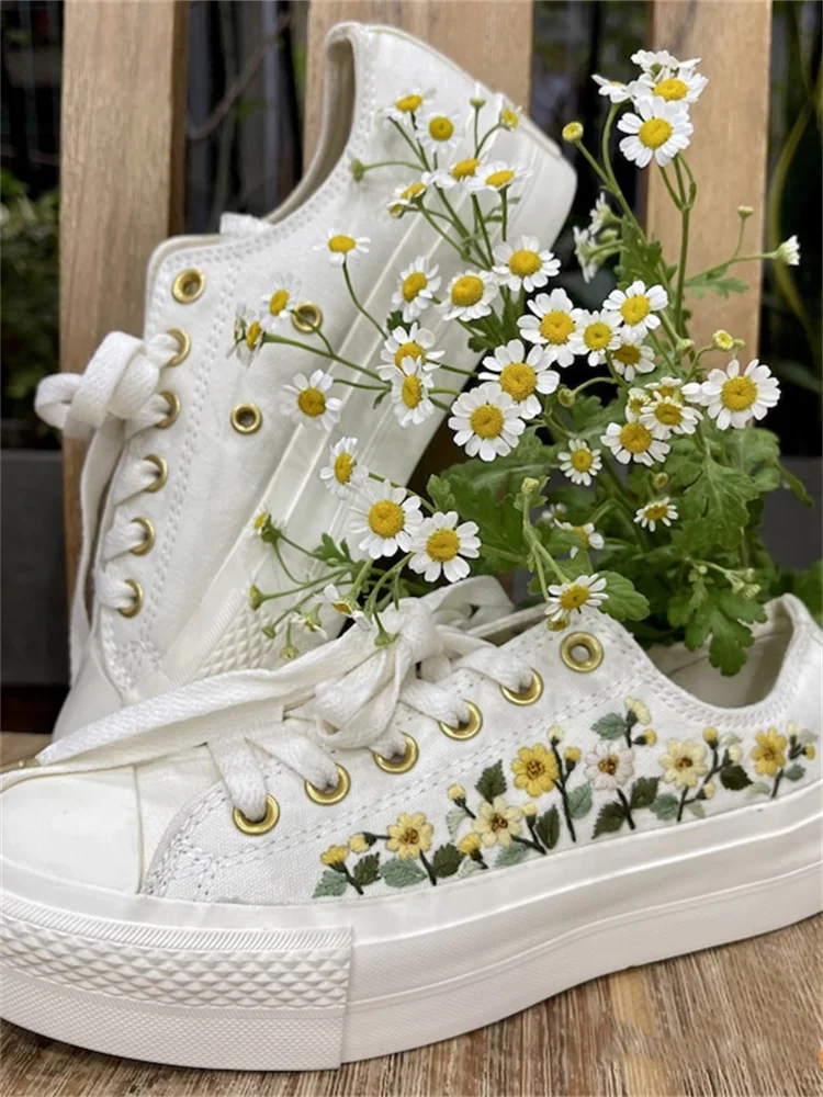 Comstylish Cottage Daisies Embroidered Canvas Shoes