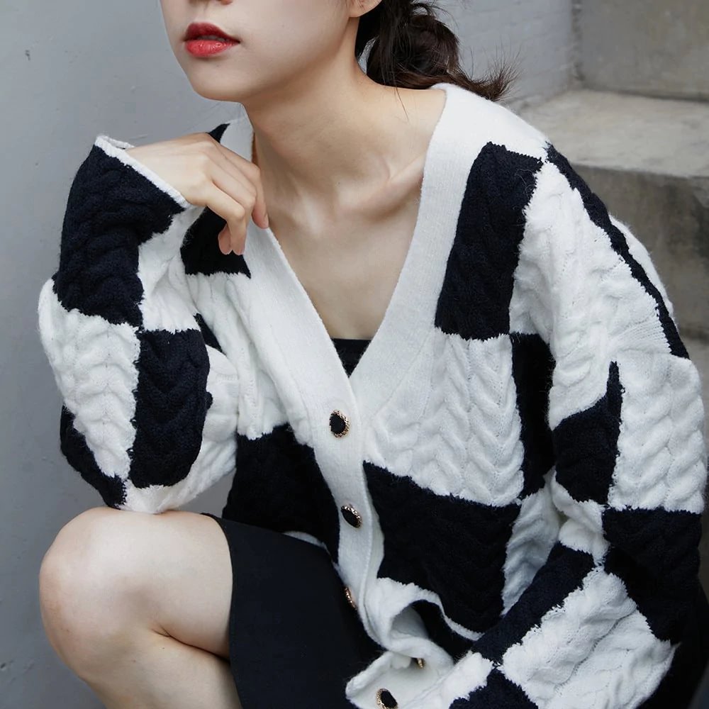 Black and White Contrast Large Plaid V-neck Short Strap Checkered Sweater | EGEMISS