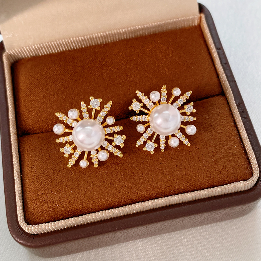 18k gold-plated silver pin earrings with zircon flower and pearl settings &ndash; luxurious and sophisticated fashionable and versatile