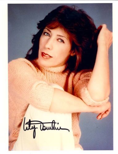 LILY TOMLIN SIGNED 8X10 Photo Poster painting CLOSE UP WHITE PANTS WITH COA