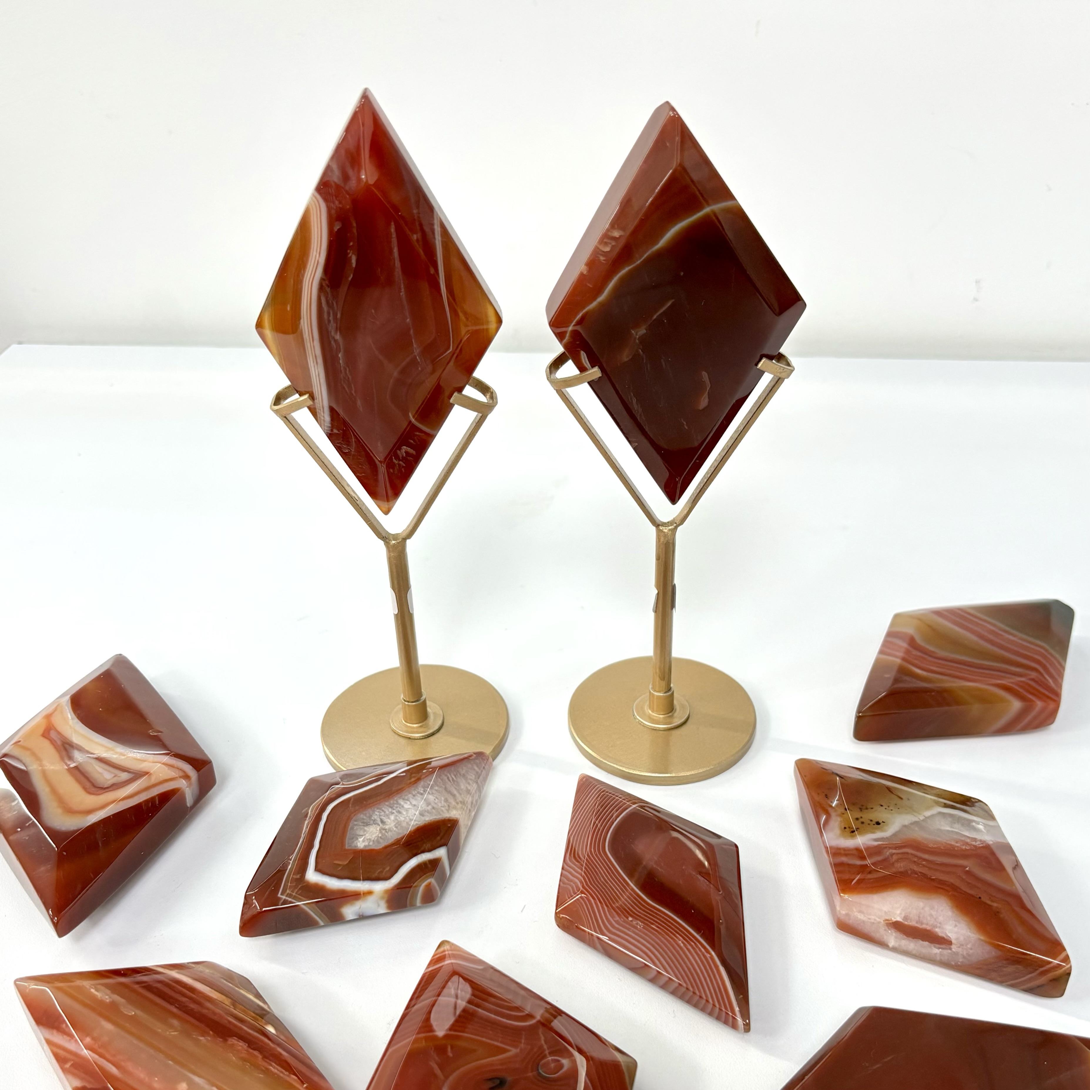 Red Sardonyx Diamond/Rhombus on Stand 1set