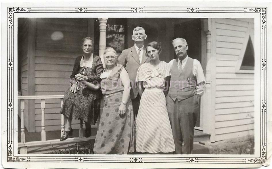 Found FAMILY Photo Poster paintingGRAPH bwOriginal Snapshot VINTAGE 02 14 Y