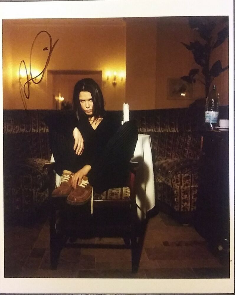 Rhona Mitra signed 8x10