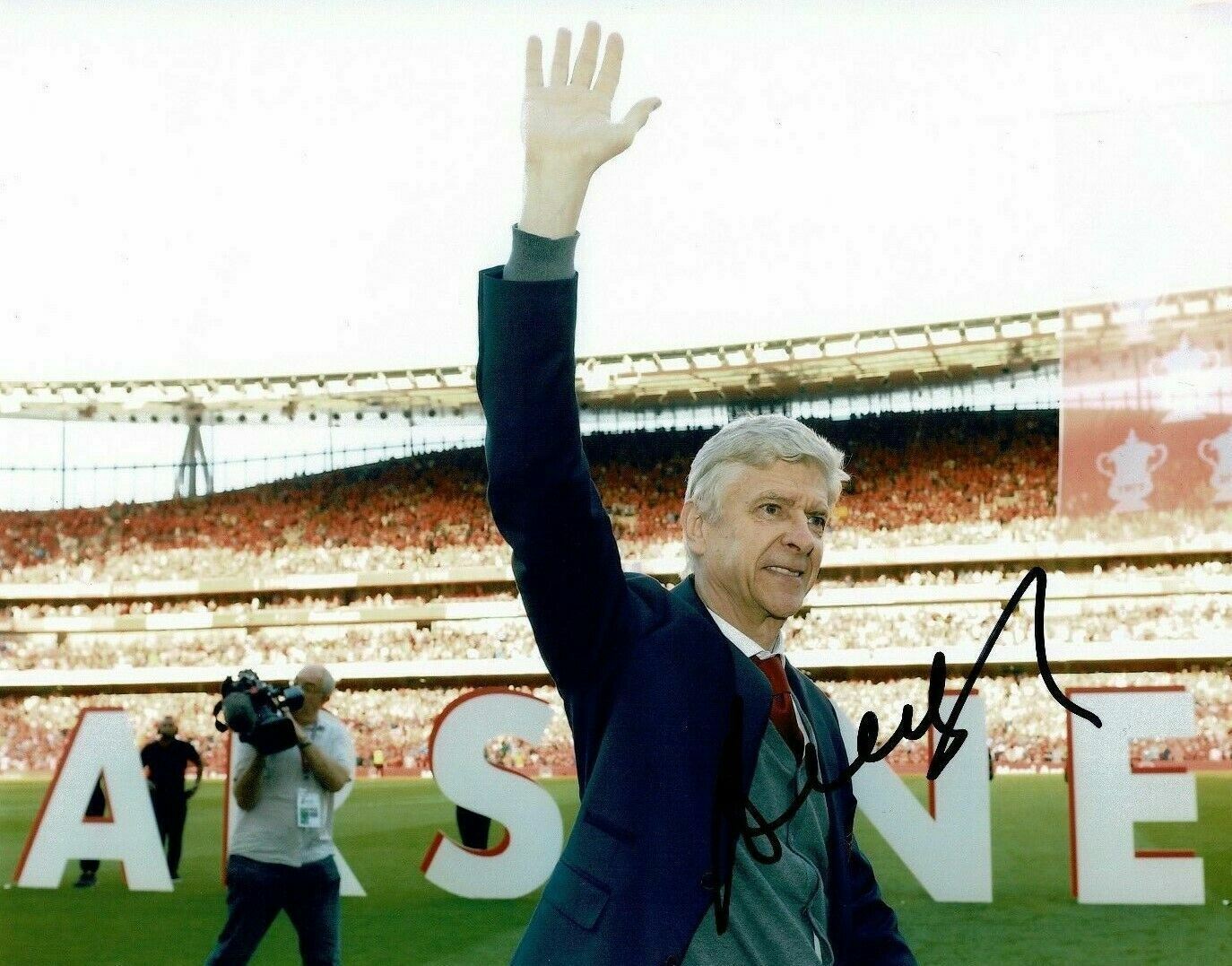 Arsene Wenger Signed 10X8 Arsenal F.C. Photo Poster painting Autograph AFTAL COA (M)