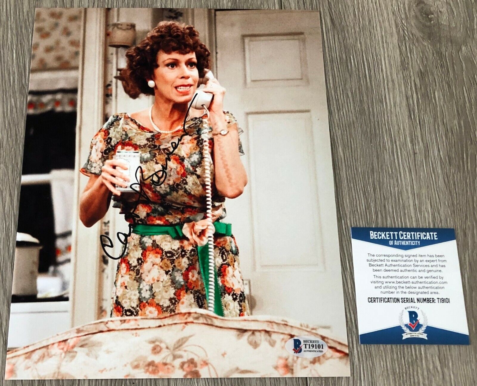 CAROL BURNETT SHOW SIGNED AUTOGRAPH ANNIE 8x10 Photo Poster painting w/PROOF & BECKETT BAS COA