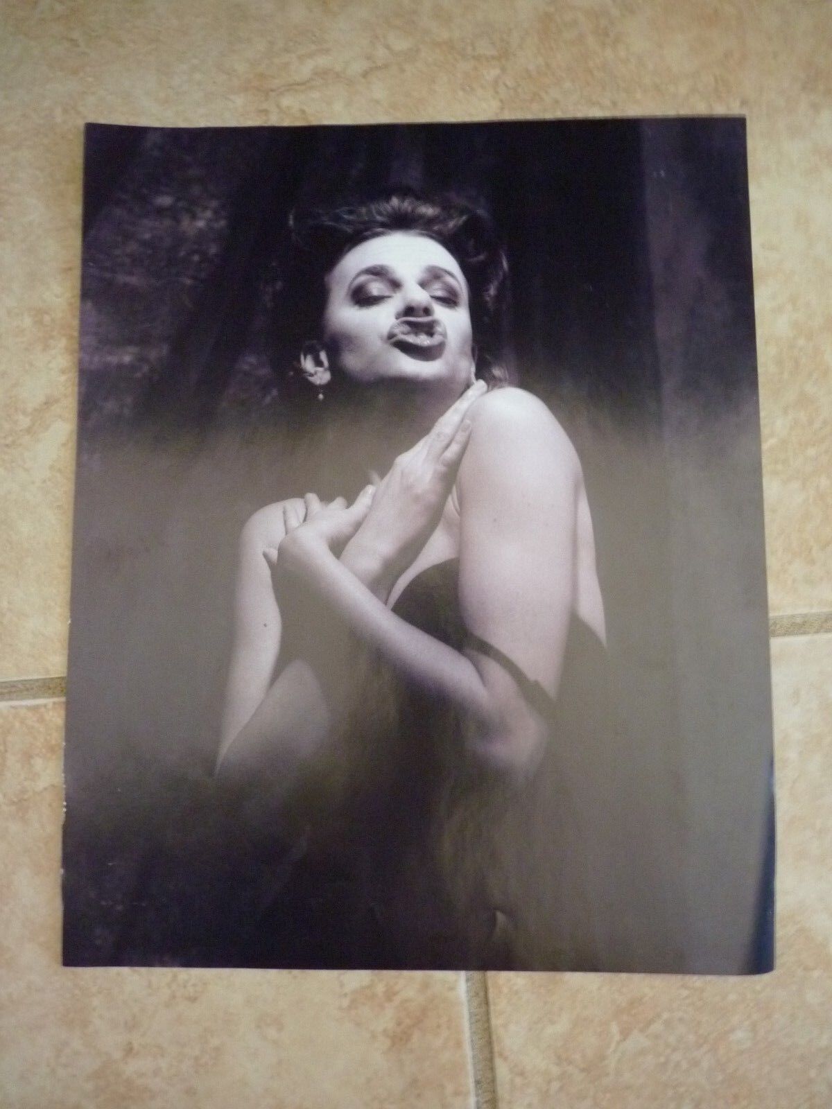 Sandra Bernhard Single Coffee Table Book Photo Poster painting Page 8x11