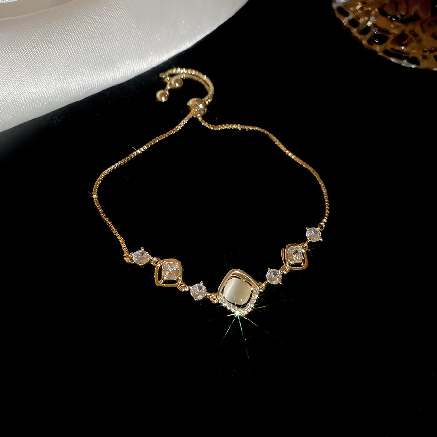 This gold-plated zircon flower bracelet exudes a luxurious and sophisticated feel making it a versatile and stylish accessory It's a unique and stylish piece