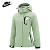 NIKE&reg; női sz&eacute;l- &eacute;s v&iacute;z&aacute;ll&oacute; kab&aacute;t l&eacute;g&aacute;teresztő GORE-TEX&reg; membr&aacute;nnal a meleg &eacute;s k&eacute;nyelmes viselet&eacute;rt.