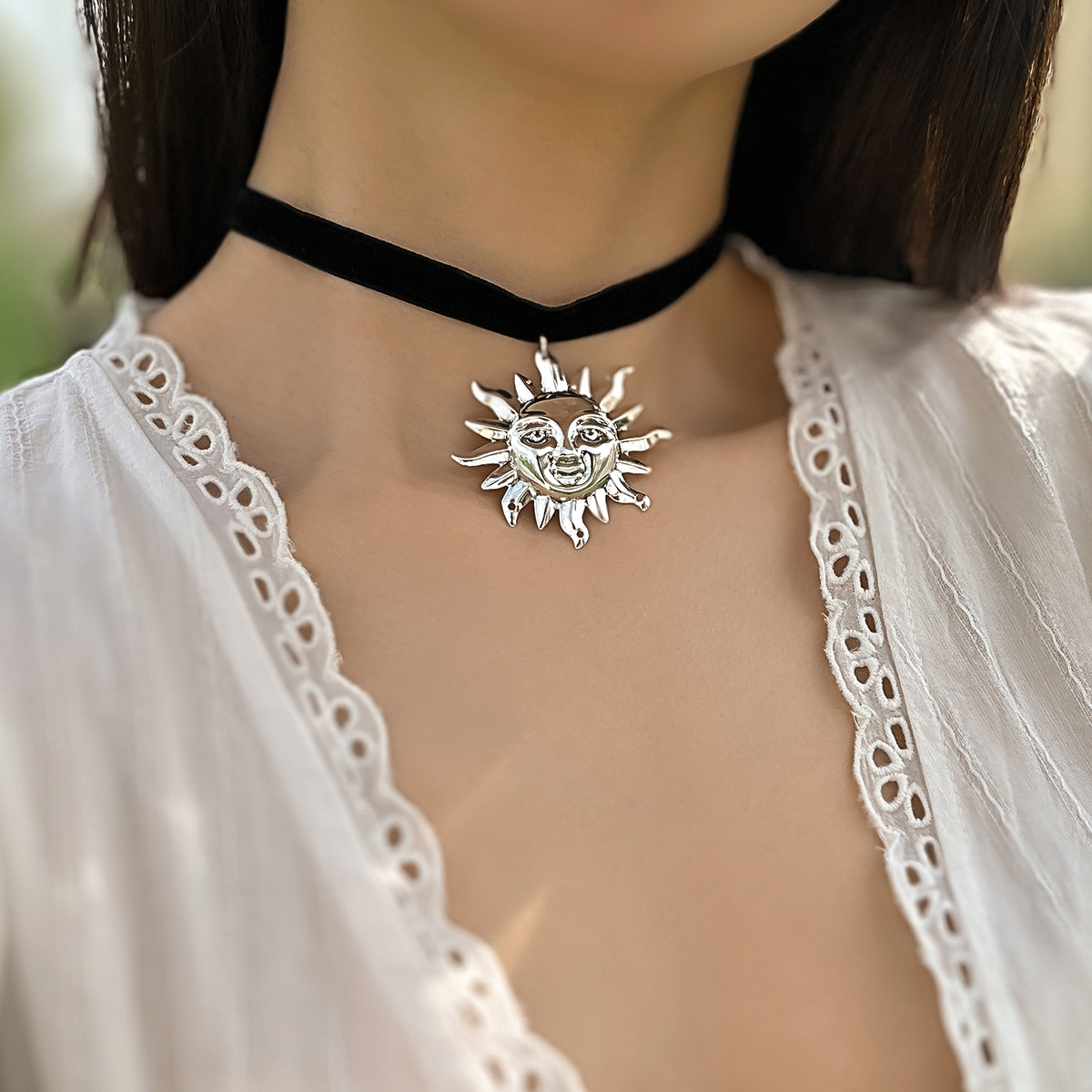 Exquisite Sunflower Choker: Elegant Silk and Velvet Necklace