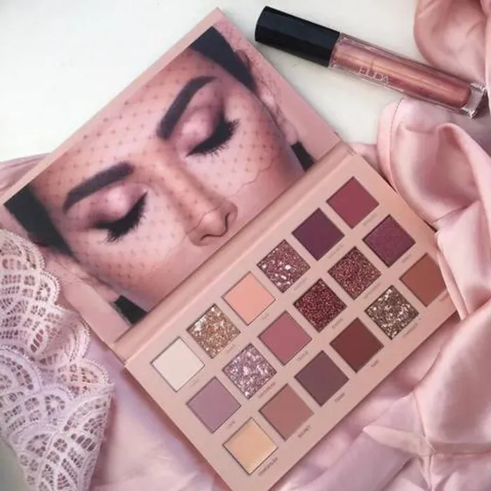 Huda Beauty Nude Eyeshadows 18 Colours Palette