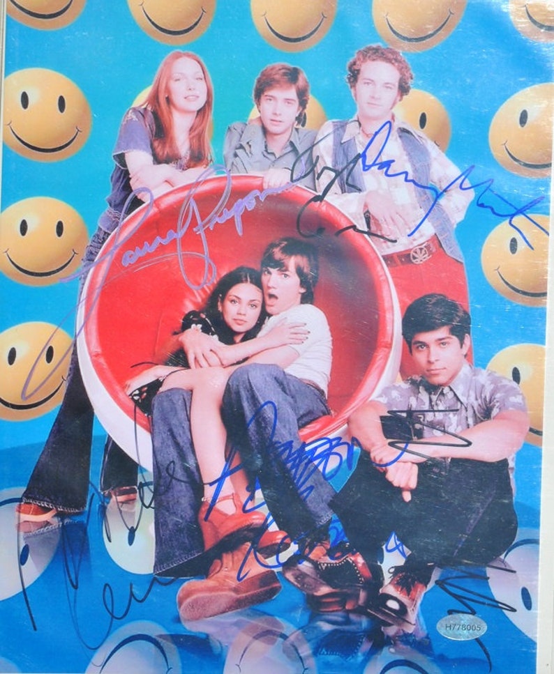 THAT 70s SHOW Cast Signed Photo Poster painting X6 Mila Kunis, Ashton Kutcher, Laura Prepon, Topher Grace, Wilmer Valderrama wcoa