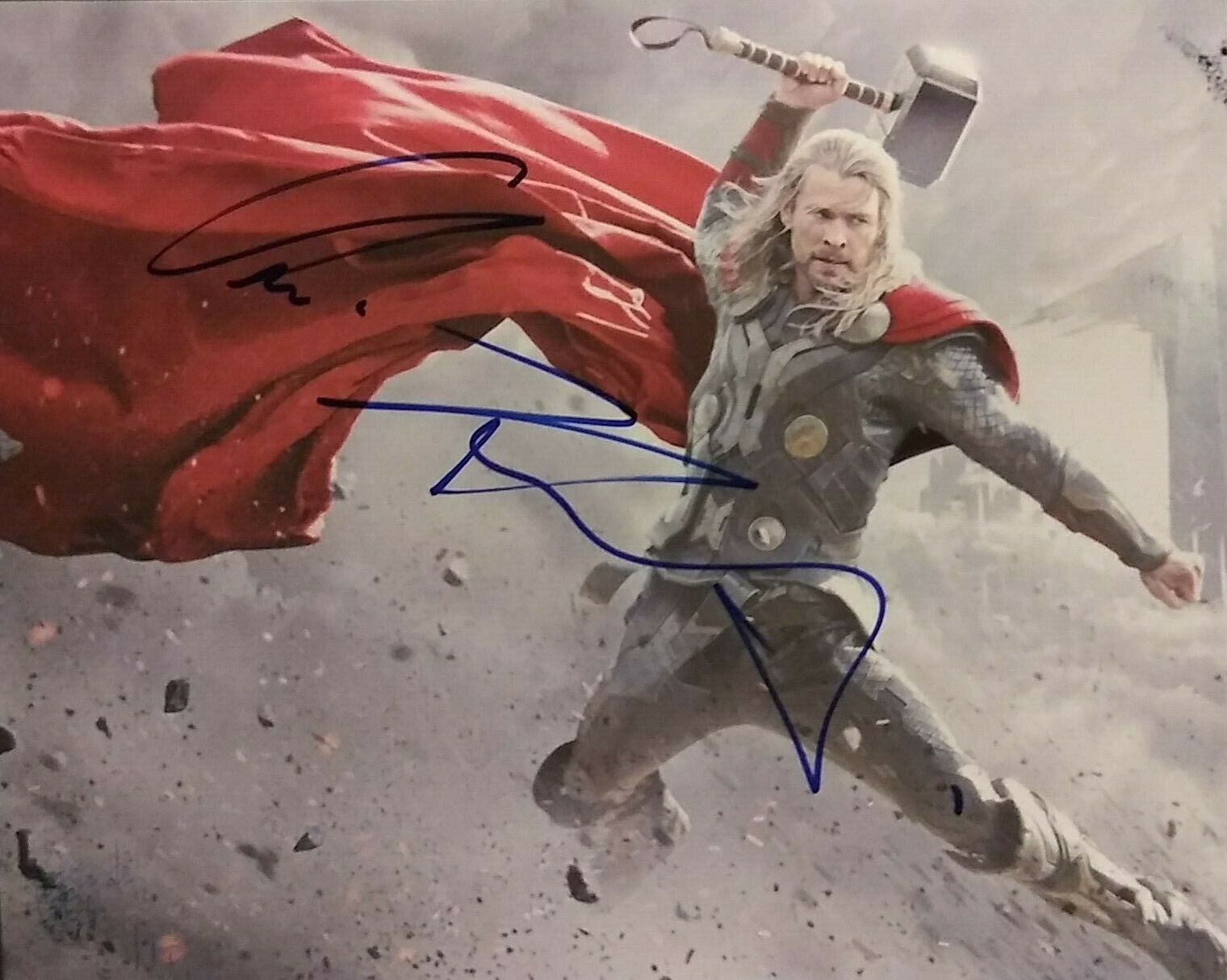 Chris Hemsworth signed 8 x 10