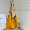 High-end niche design single shoulder crossbody bucket bag/tote bag for commuting
