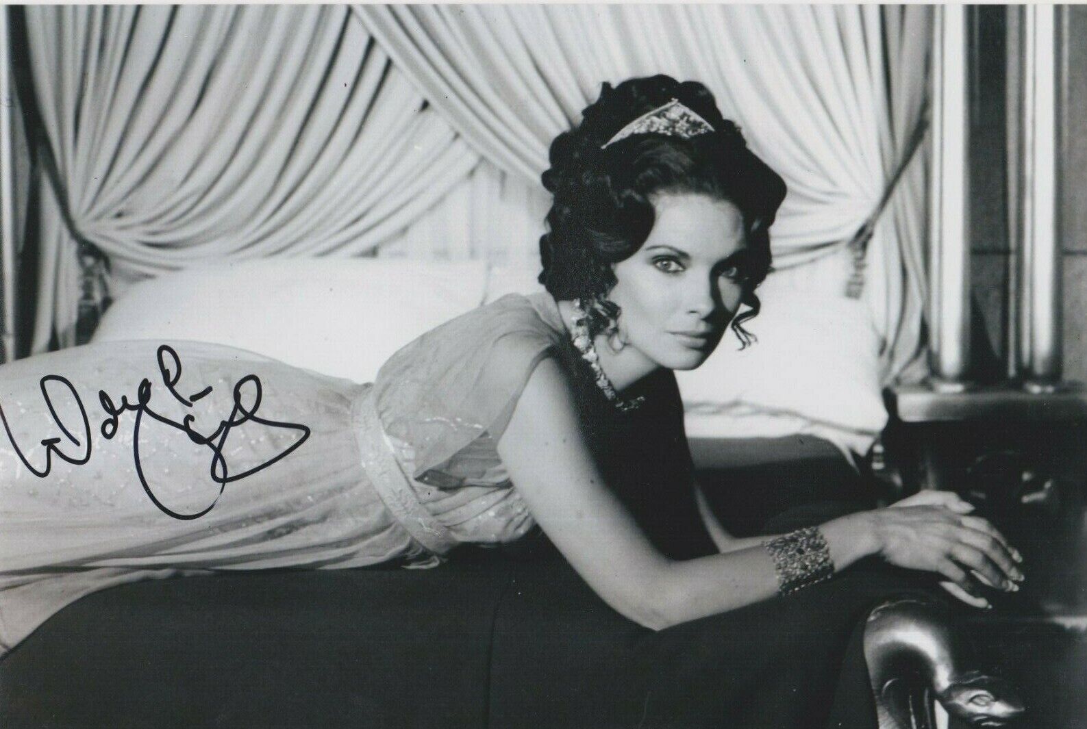 Hildegarde Neil **HAND SIGNED** 8x12 Photo Poster painting ~ AUTOGRAPHED