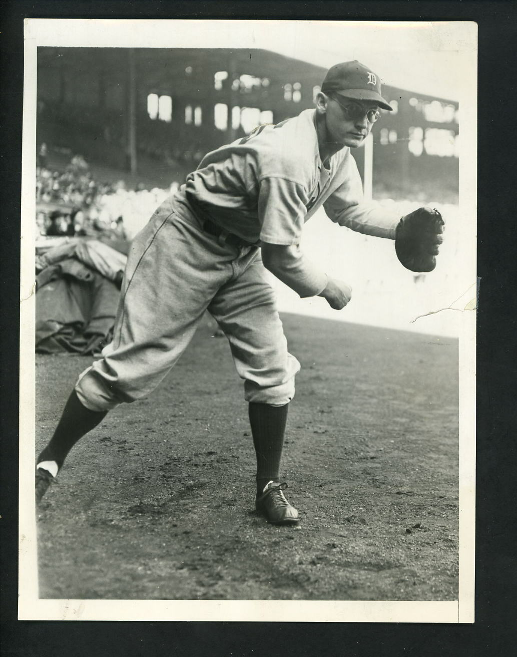 Dizzy Trout pitching pose circa 1940's Type 1 Press Photo Poster painting Detroit Tigers