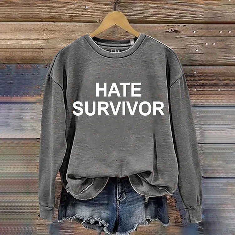 Simpfit Hate Survivor Sweatshirt mit Buchstaben-Print
