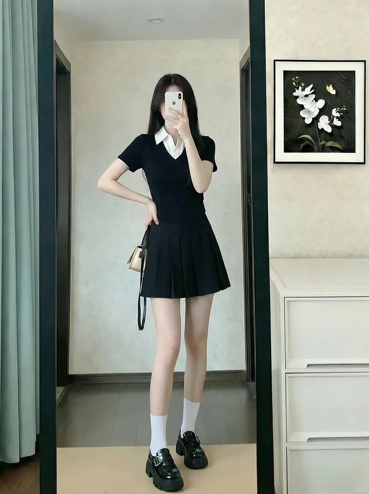 Classic Black Pleated Mini Skirt