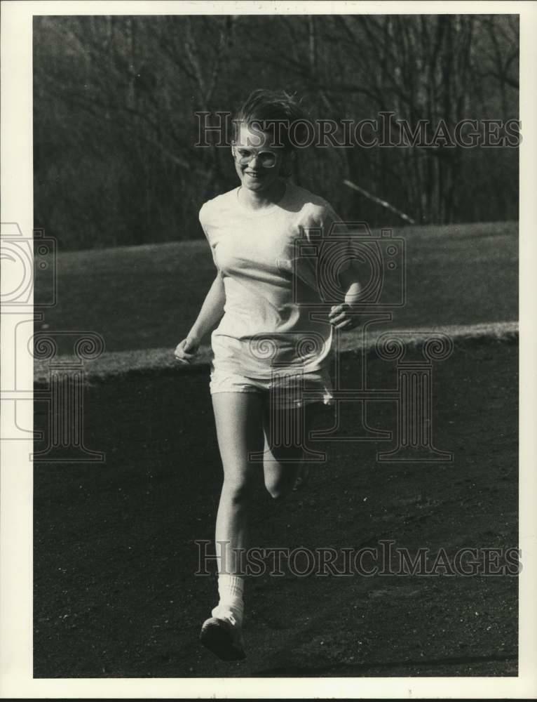 Press Photo Poster painting Brenda Friot runs 3000 Meters/Pulaski - sya46352