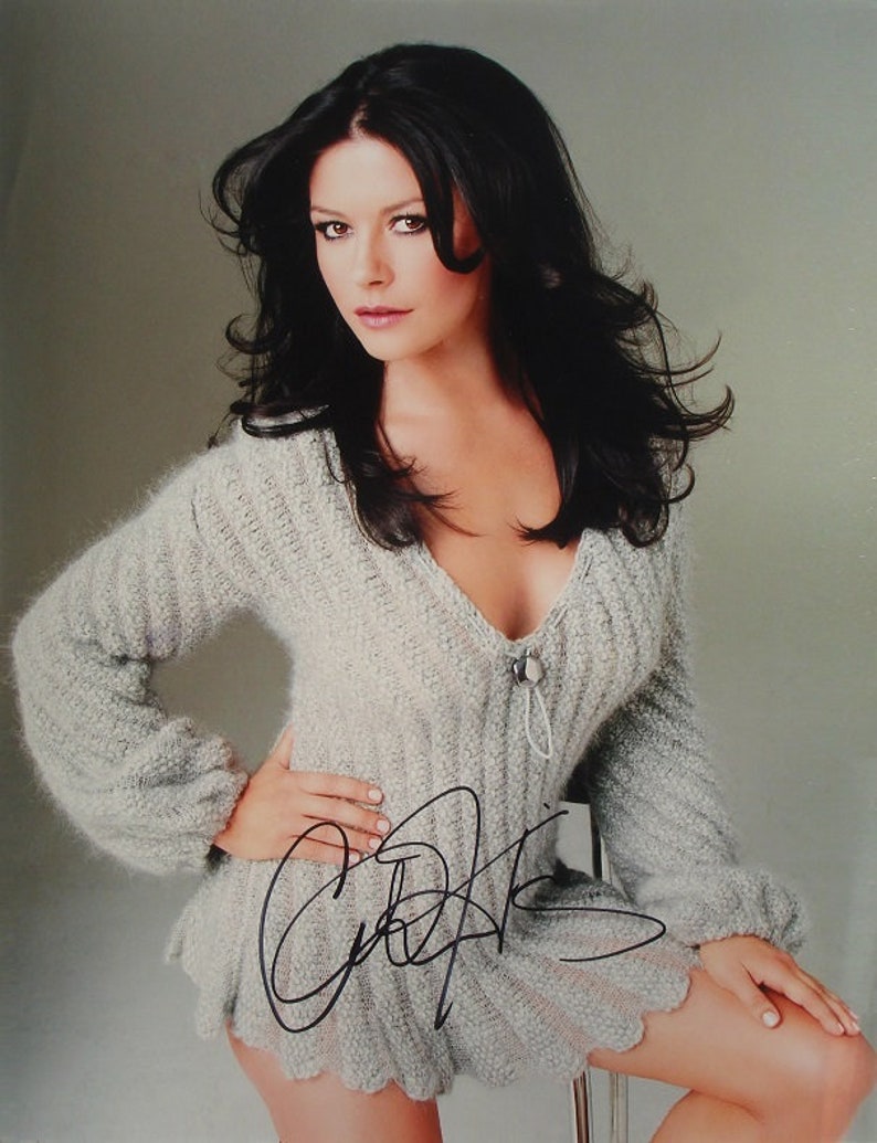 CATHERINE ZETA-JONES Signed Photo Poster painting The Mask Of Zorro Traffic Chicago Oceans Twelve 11x 14 wcoa