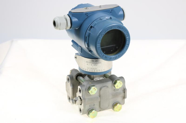 Capacitive pressure sensor differential pressure transmitter