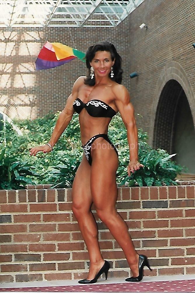 Found Photo Poster painting FEMALE BODYBUILDER 80's 90's PRETTY WOMAN Color MODEL EN 16 28 P