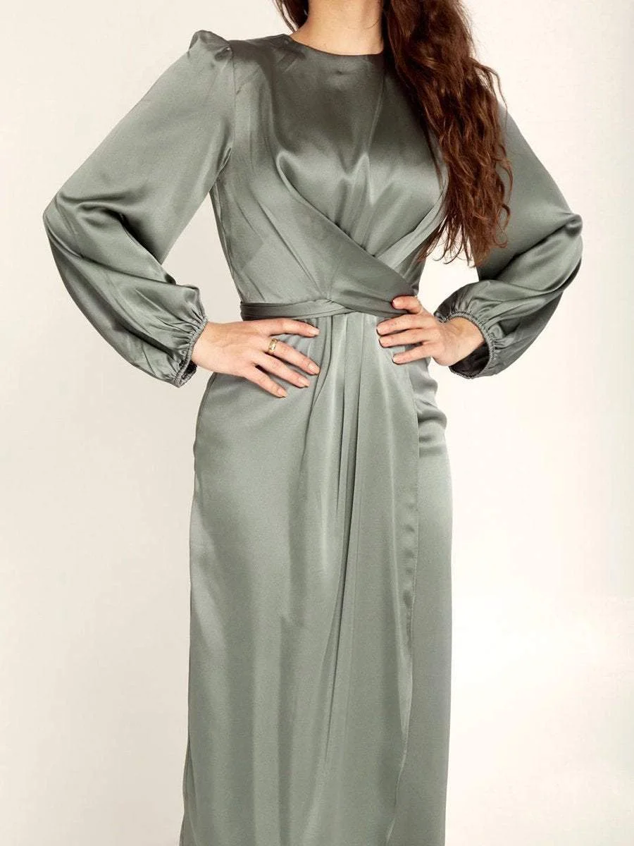 Satin dress with round neck and long sleeves